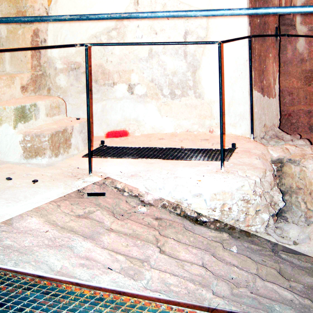 Faldón con cama de cal de teja cerámica curva colocada a la segoviana. Imagen del ábside de la Iglesia de San Miguel sobre el que se edificó el Castillo de Turégano.