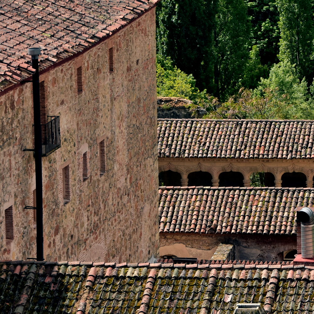 Diferencia entre los tejados a la segoviana y convencional en las cubiertas del Monasterio del Parral